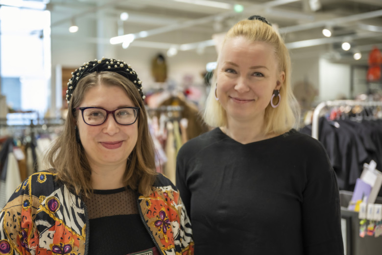 A photo of Viivi Vähälä and Soile-Maria Linnemäki with Redi second-hand market in the background.